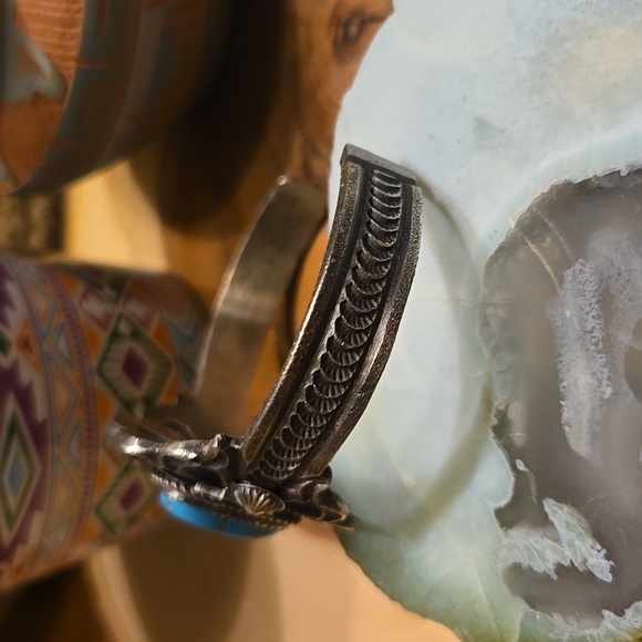 Sterling silver cast cuff with a turquoise cabochon - Picture 3 of 5